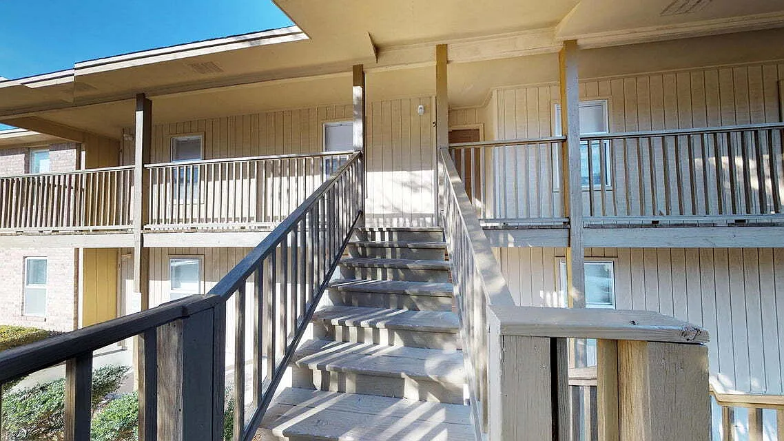 2 bed, 2.0 bath, 960 sqft, $1,350 — Photo 2