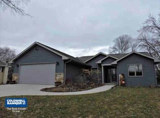 438 Hawthorne Dr, Omro, WI 54963