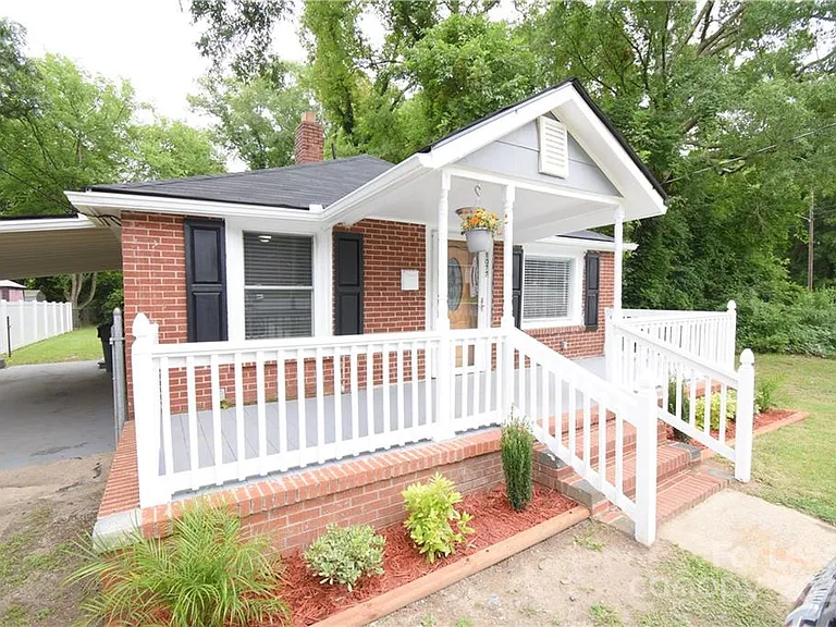 1077 Henderson St — Photo 2