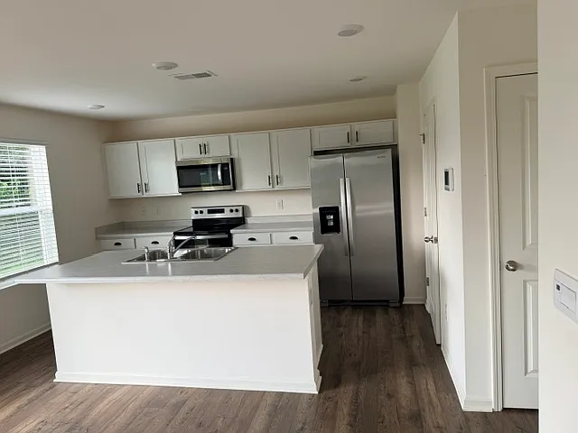 3 bed, 2.5 bath, 1818 sqft, $2,295 — Photo 3
