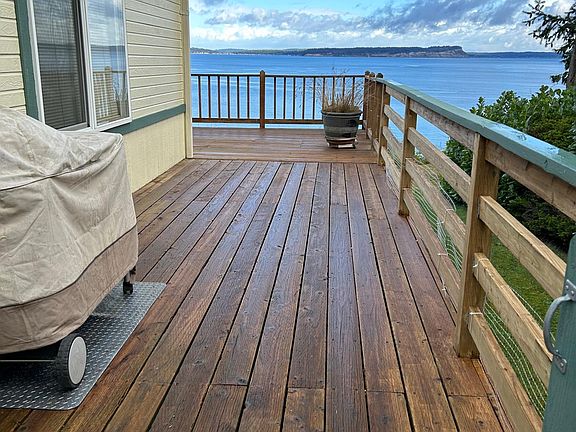 Oversized entertaining deck.
