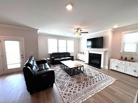 3rd image of 503 Cunninghame Ct