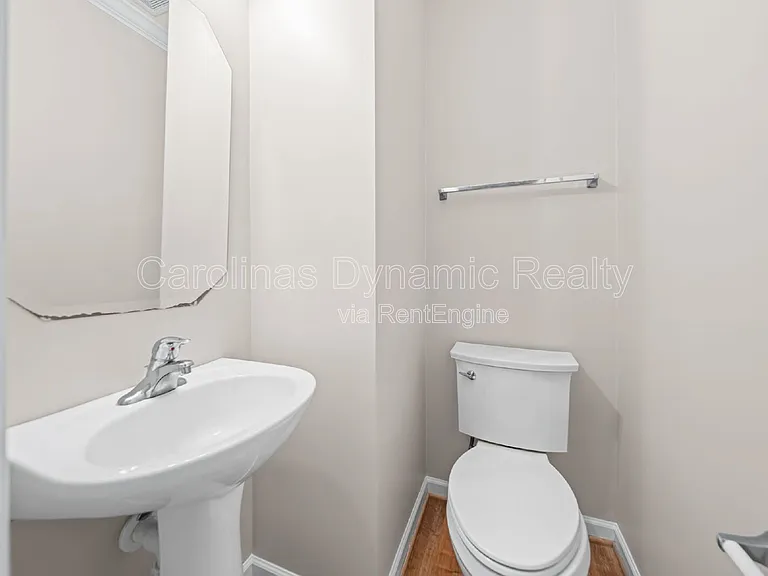 1526 Royal Auburn Ave — Photo 16