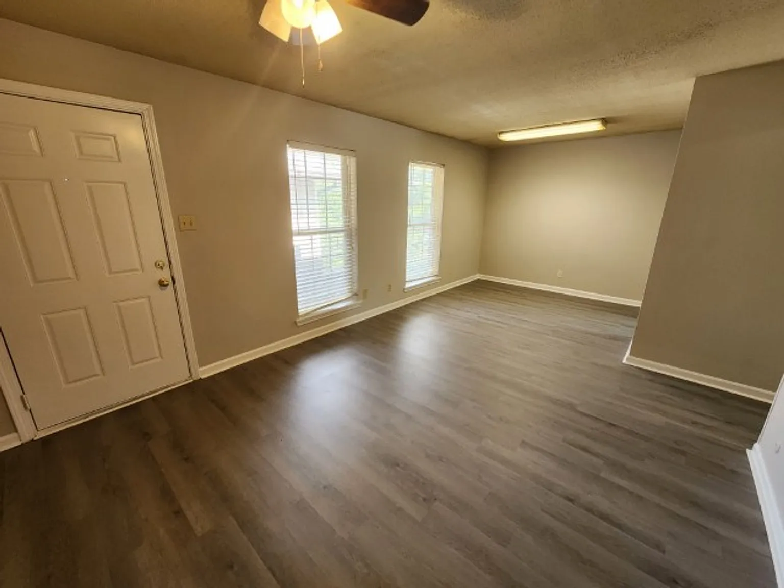 Barton Oaks Apartments — Photo 4