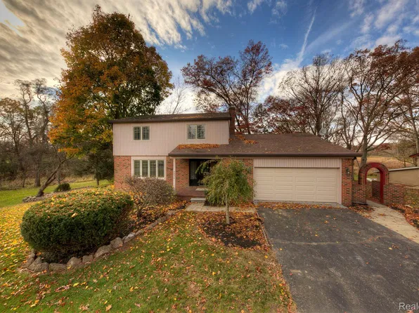 9934 Daleview Dr, South Lyon, MI 48178