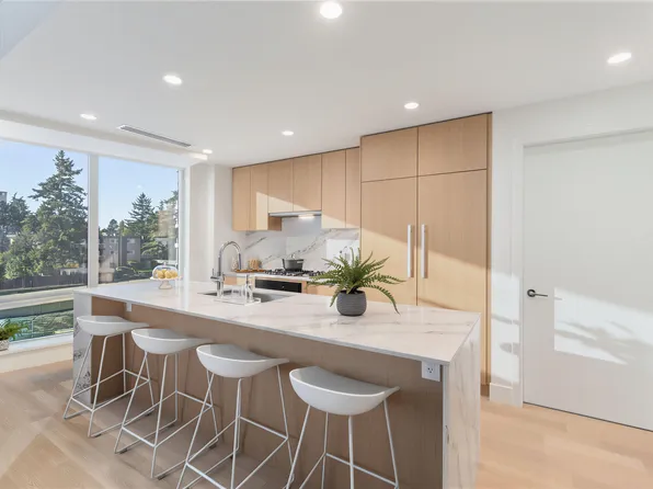 1475 Foster St #201, White Rock, BC V4B 5L8