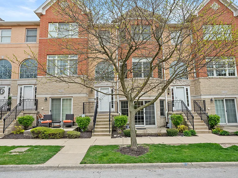 17943 Fountain Cir — Photo 1
