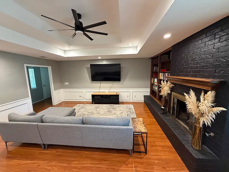 7815 Cervin Dr — Photo 3