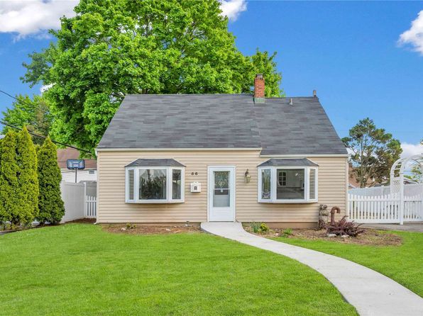 56 Bluegrass Lane, Levittown, NY 11756