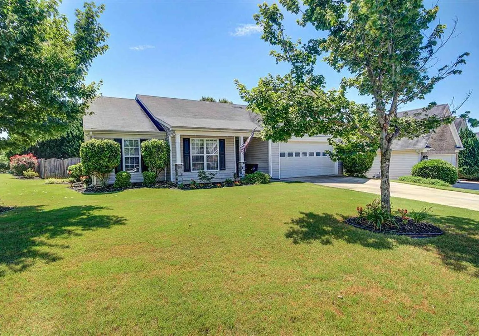 Charming 3 bed, 2 full bath home in Newnan! Must see! — Photo 2