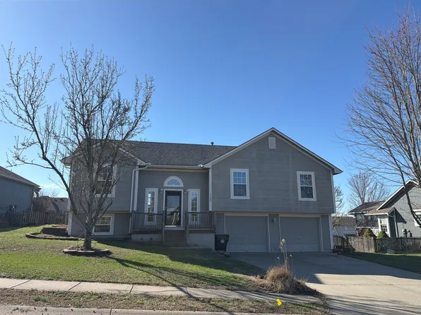 1302 Ridge Tree Ln, Pleasant Hill, MO 64080