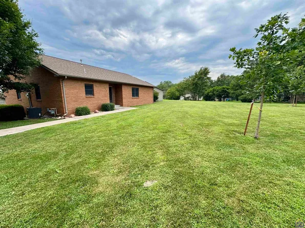 909 S 12th St, Sabetha, KS 66534