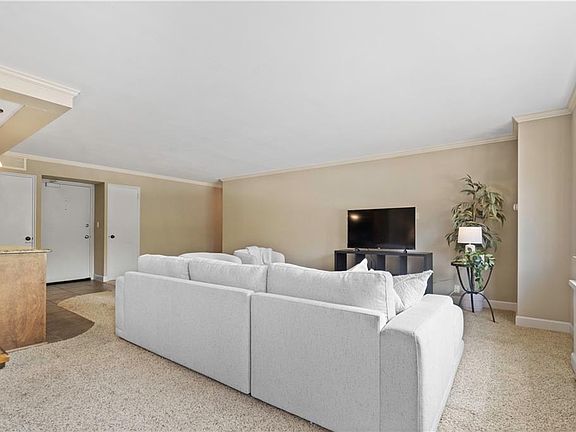 5th image of 221 W 48th St APT 601