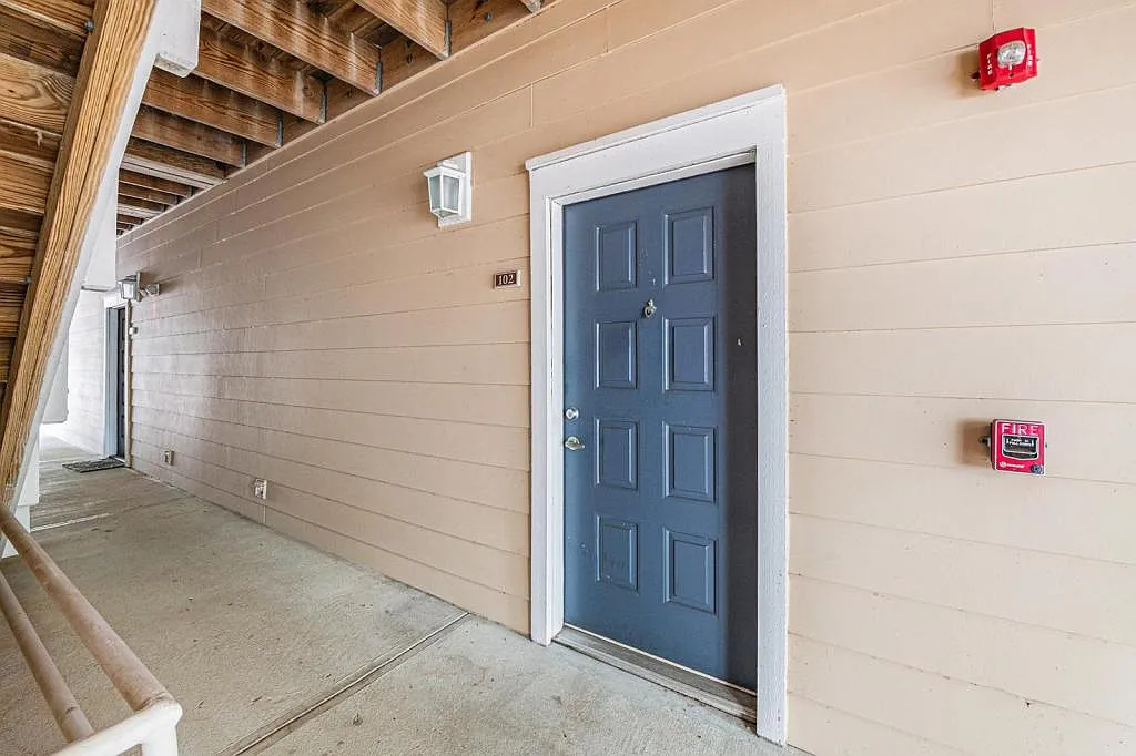 300 Bucksley Ln 102 — Photo 1