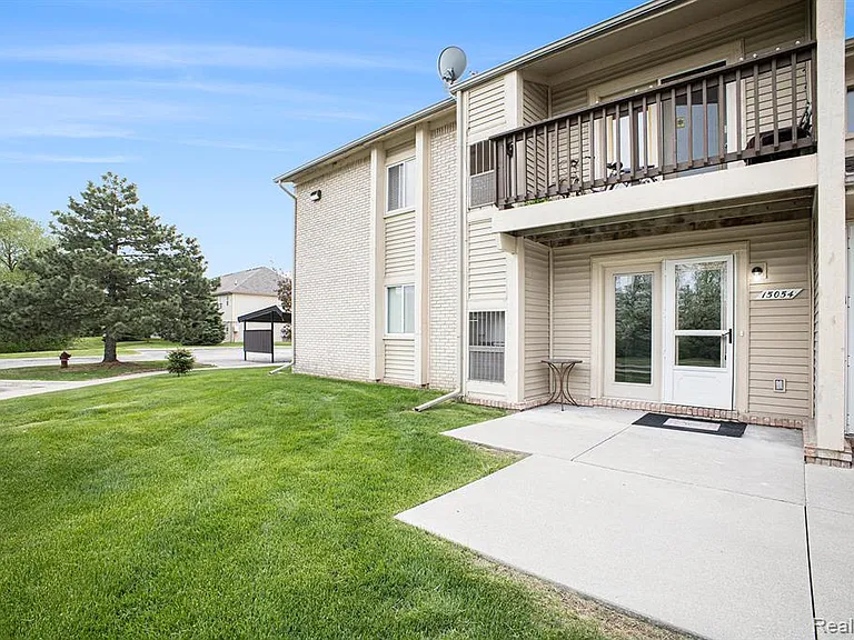 15054 Riverside Dr — Photo 2