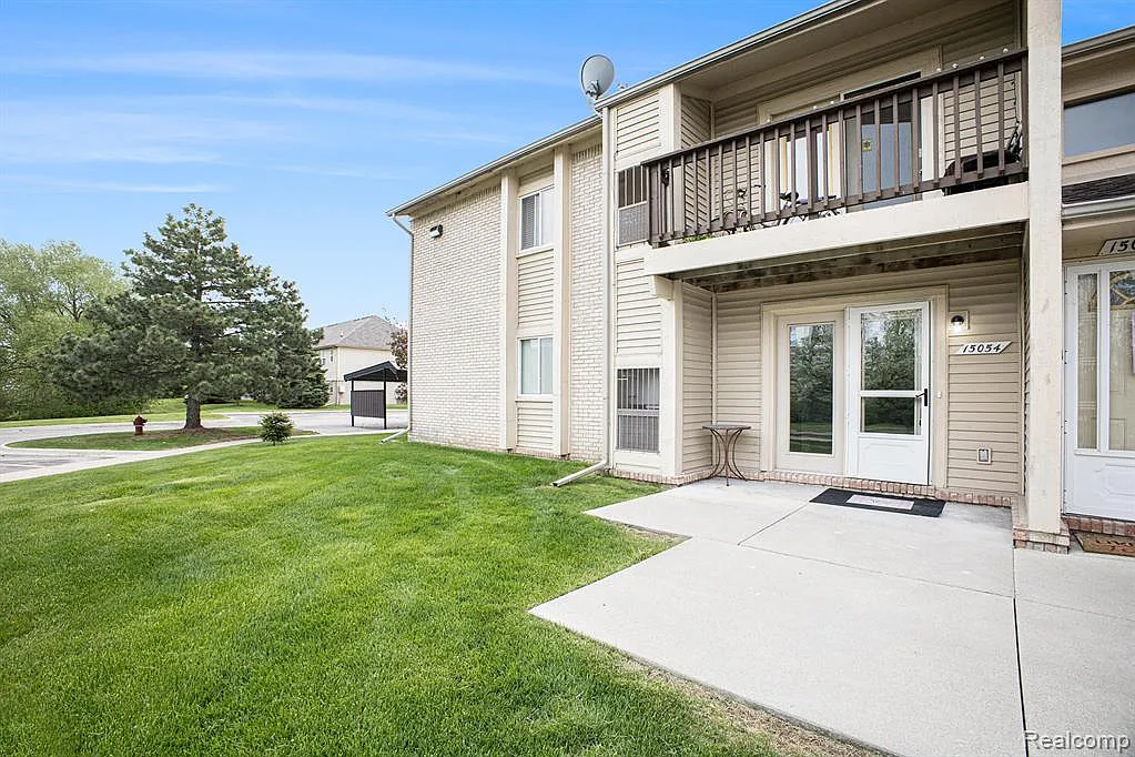 Building Photo - 15054 Riverside Dr