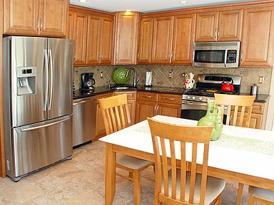 Updated kitchen w/42" cabinets, SS appliances, granite counters, tile backsplash