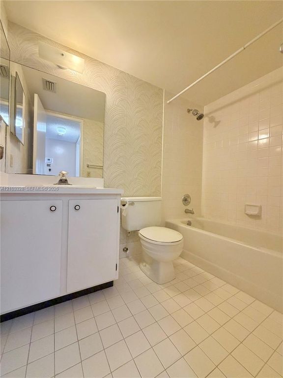 2230 N Cypress Bend Dr APT 308, photo 9
