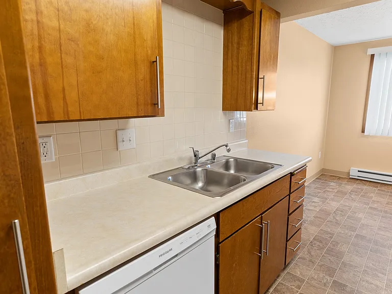 Lyons Court Apartments — Photo 12
