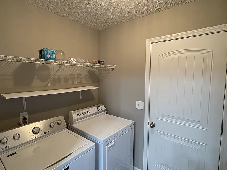 1009 Halverson Dr — Photo 15