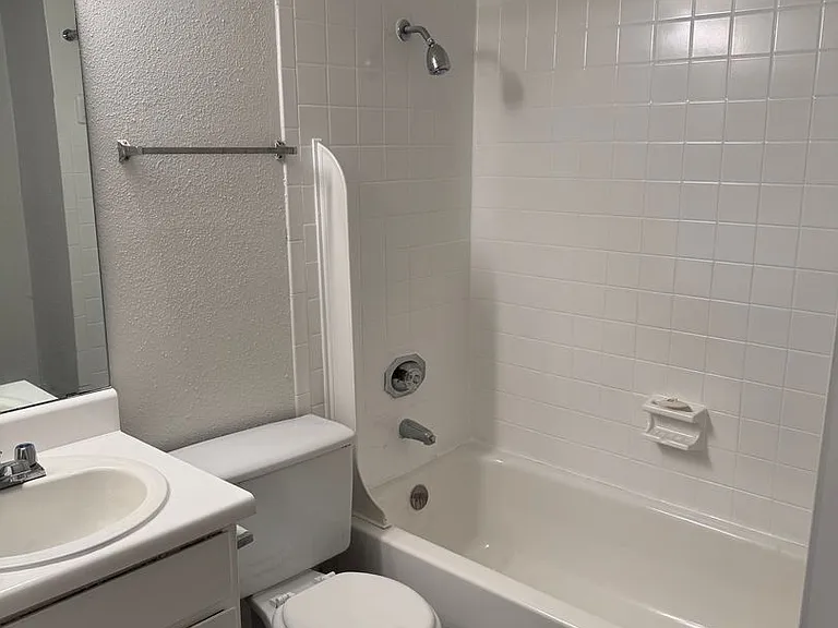 Emerald Cove Apartments — Photo 79