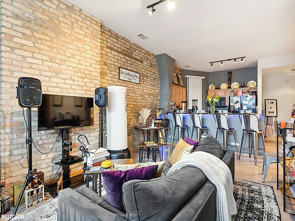 5th image of 6647 S Maryland Ave APT 1W