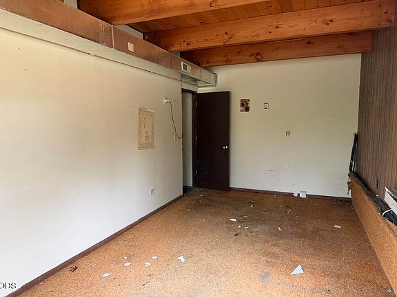 3rd image of 207 E Yahooskin St