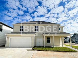 334 Huisache St, Lake Jackson, TX 77566