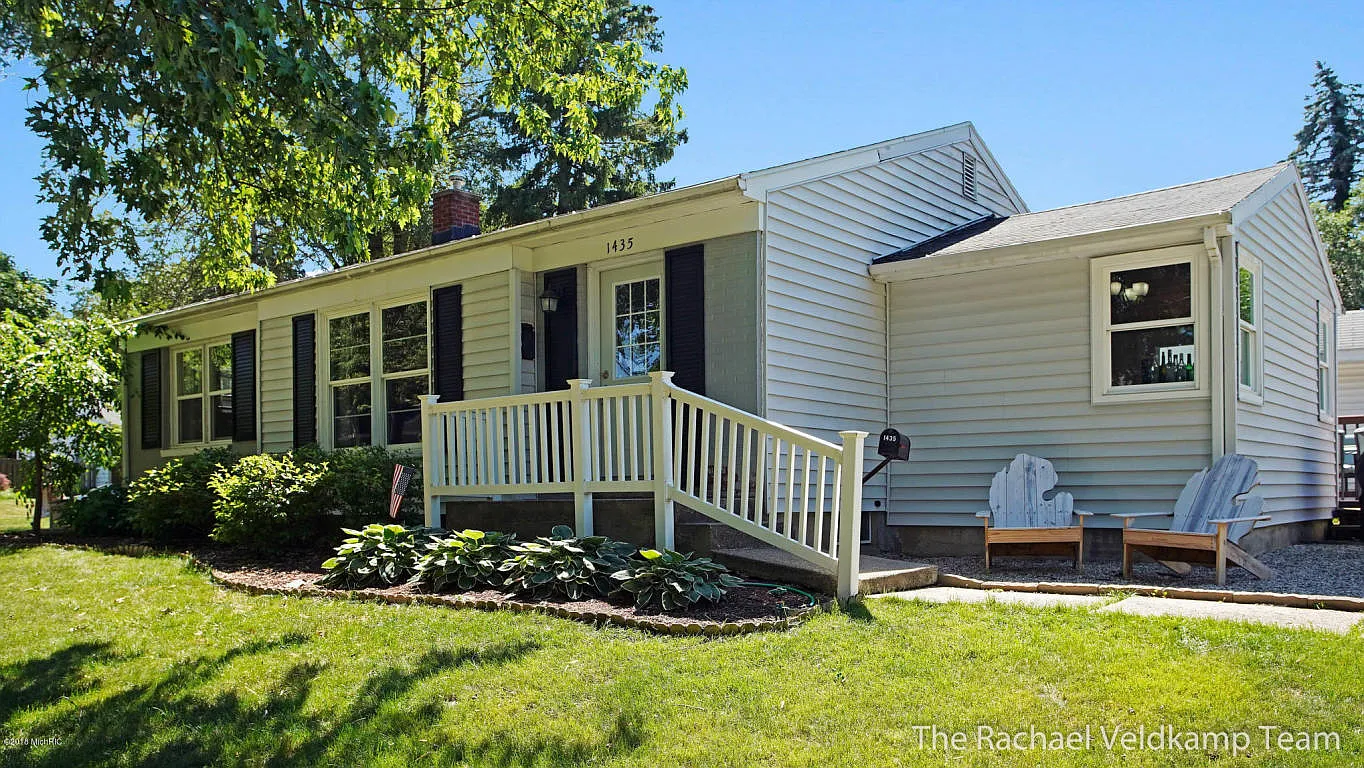1435 Eastlawn Rd SE photo 1