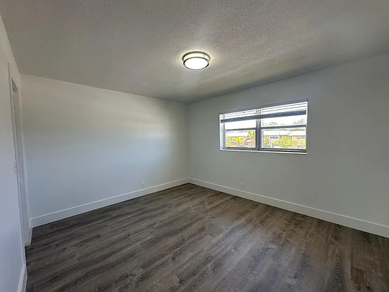 2401 NW 9th Ave — Photo 9