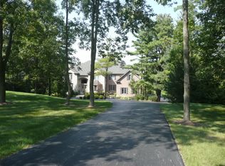 33 Old Lake Rd, Hawthorn Woods, IL 60047