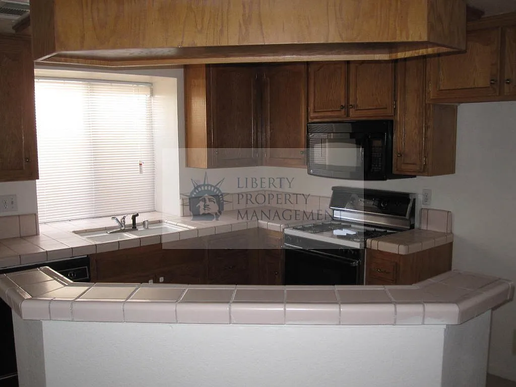 3 bed, 1687 sqft, $2,450 — Photo 4