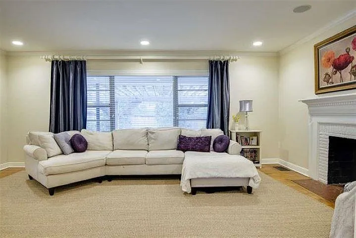 3 bed, 2.0 bath, 2364 sqft, $2,850 — Photo 4