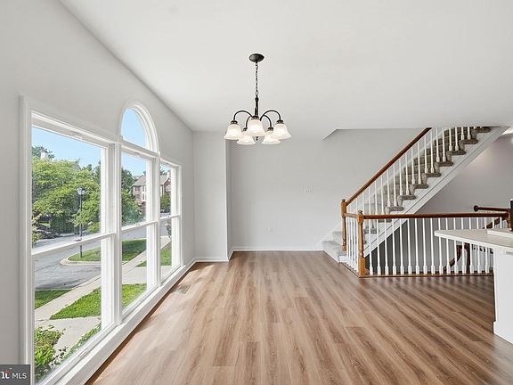 2nd image of 18 Victoria Sq