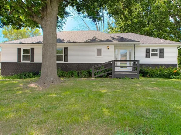 1725 S Kiowa Dr, Olathe, KS 66062