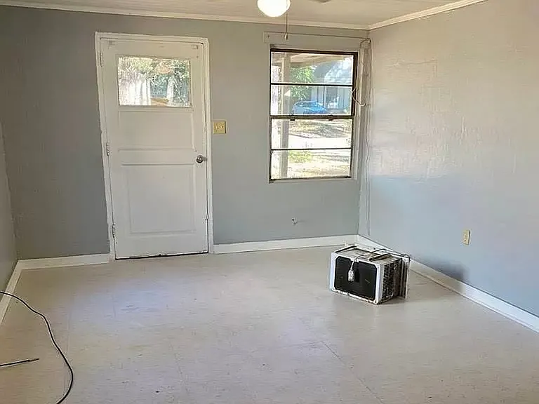 1210 Gillespie Ave — Photo 2