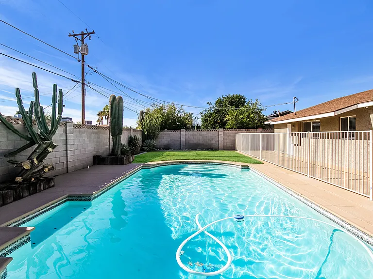 8301 E Turney Ave — Photo 14