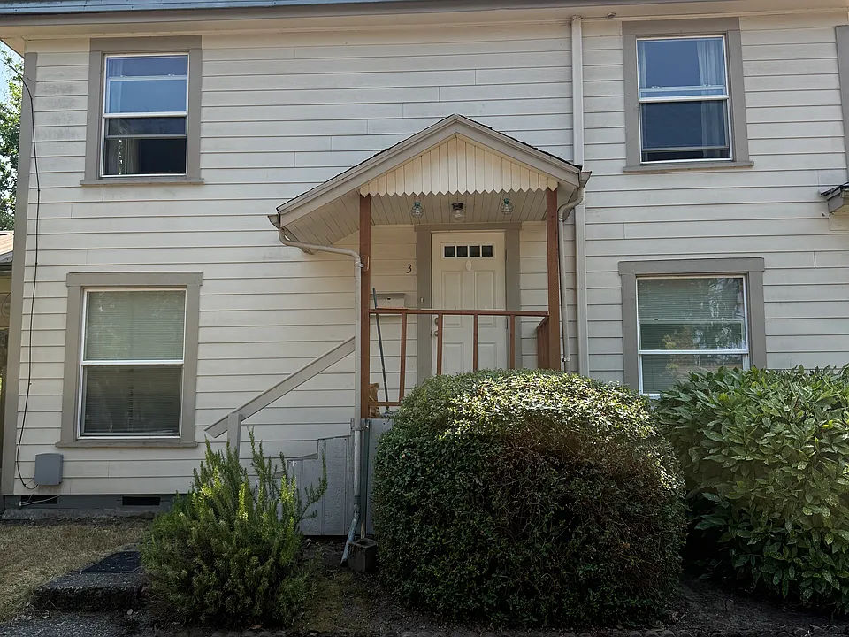 939 NE Davis St #3