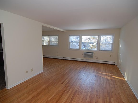 3rd image of 1440 W Sherwin Ave APT 204