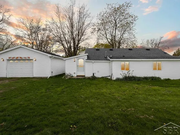 202 8th St, Breckenridge, MI 48615