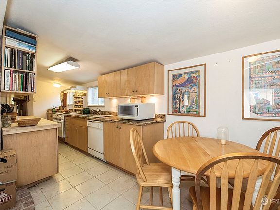 Kitchen with eating area.>