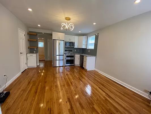 4th image of 1623 E 94th St