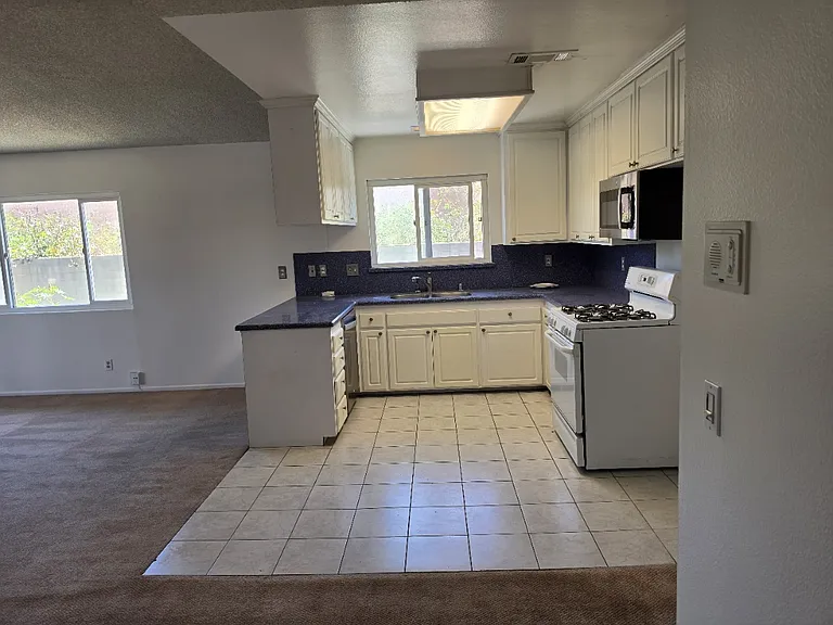 4442 E Addington Dr — Photo 9