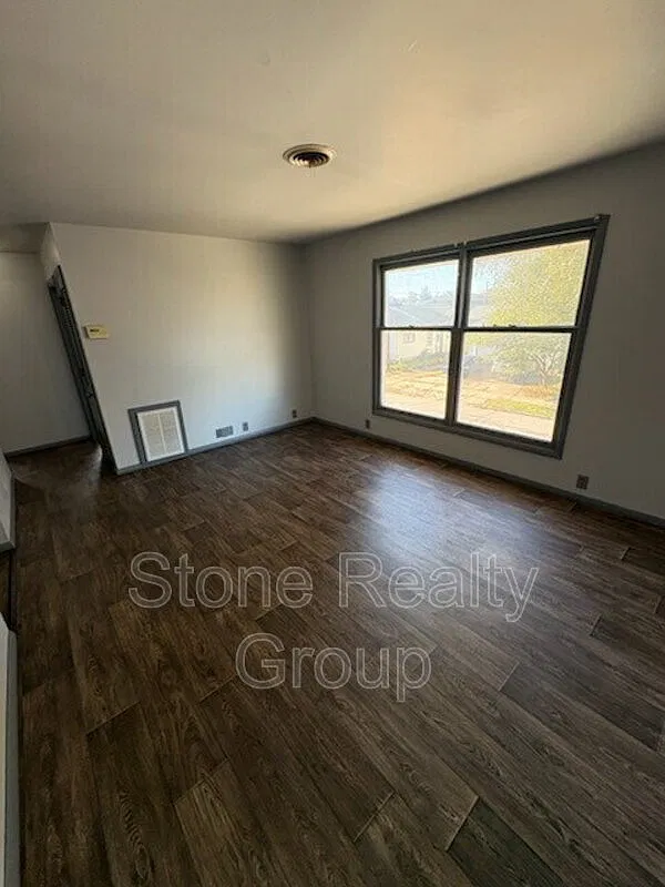 2 bed, 1.0 bath, 720 sqft, $700 — Photo 2