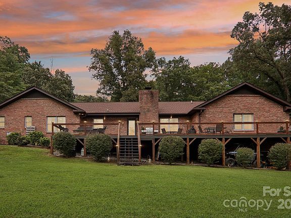 3rd image of 104 Robin Crest Dr
