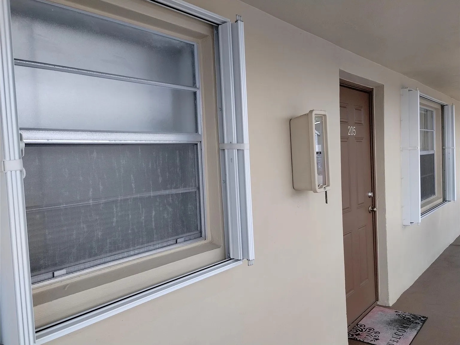 1 bed, 1.5 bath, 735 sqft, $1,300 — Photo 2