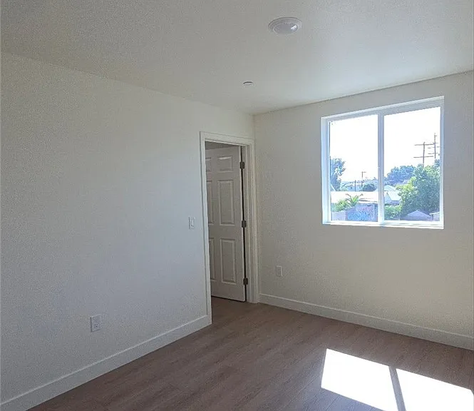 837 E 33rd 1/2 Los #1/2 — Photo 7