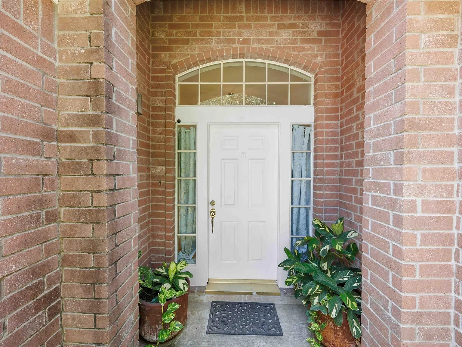 4 bed, 2.5 bath, 2598 sqft, $2,300 — Photo 2
