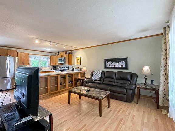 4th image of 104 SE Hill Dr