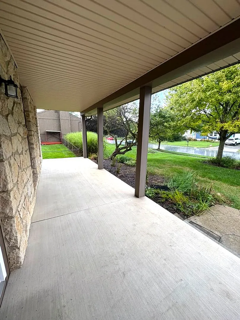 4 bed, 2.5 bath, 2372 sqft, $3,000 — Photo 2